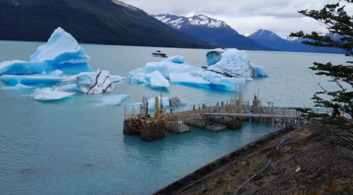 GRANDES TÉMPANOS CERCA DEL MUELLE IMPIDEN LA NAVEGACIÓN EN EL GLACIAR PERITO MORENO