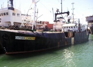 SE HUNDIÓ UN BARCO EN LA BASE NAVAL DE MAR DEL PLATA