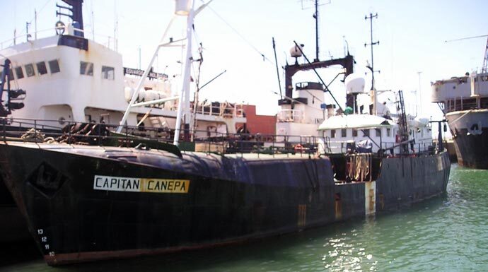 SE HUNDIÓ UN BARCO EN LA BASE NAVAL DE MAR DEL PLATA