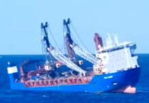 MIRÁ CÓMO ESTE BARCO DE CARGA RUSO SE HUNDE EN EL MEDITERRÁNEO TRÁS UNA EXPLOSIÓN