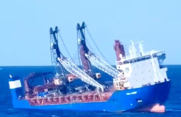 MIRÁ CÓMO ESTE BARCO DE CARGA RUSO SE HUNDE EN EL MEDITERRÁNEO TRÁS UNA EXPLOSIÓN