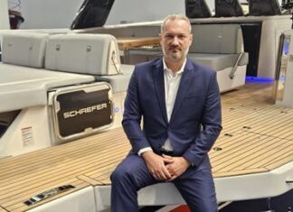 SCHAEFER YACHTS APUNTA AL MERCADO EUROPEO Marcio Schaefer, en Düsseldorf: "El mercado brasileño sigue prefiriendo los motores diésel fueraborda, aunque hemos desarrollado versiones fueraborda de nuestros barcos para los mercados estadounidense y europeo"