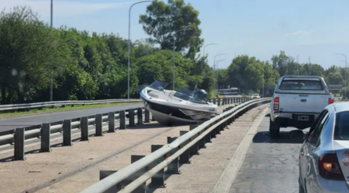 SAN JUAN – PUDO SER UNA TRAGEDIA: UNA LANCHA VOLÓ EN LA AVENIDA CINRCUNVALACIÓN