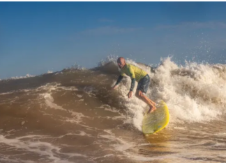 FIESTA DEL SURF CON TODAS LAS GENERACIONES REUNIDAS BAJO LA LUNA LLENA EN MAR DEL PLATA