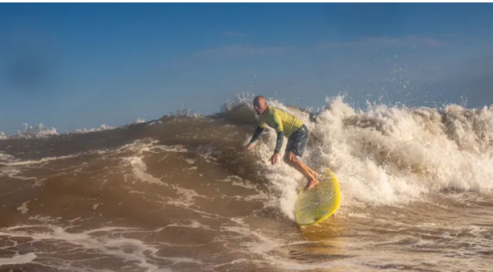 FIESTA DEL SURF CON TODAS LAS GENERACIONES REUNIDAS BAJO LA LUNA LLENA EN MAR DEL PLATA