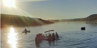 SUSTO EN PIEDRA DEL ÁGUILA: UNA LANCHA SE DIO VUELTA DE CAMPANA CON CINCO PERSONAS A BORDO