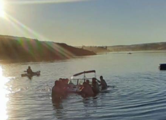 SUSTO EN PIEDRA DEL ÁGUILA: UNA LANCHA SE DIO VUELTA DE CAMPANA CON CINCO PERSONAS A BORDO