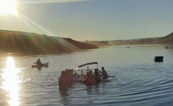 SUSTO EN PIEDRA DEL ÁGUILA: UNA LANCHA SE DIO VUELTA DE CAMPANA CON CINCO PERSONAS A BORDO