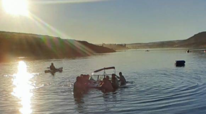 SUSTO EN PIEDRA DEL ÁGUILA: UNA LANCHA SE DIO VUELTA DE CAMPANA CON CINCO PERSONAS A BORDO