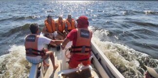 SE HUNDIÓ UN VELERO EN CRUZ DEL EJE Y RESCATARON A TRES PERSONAS