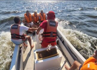 SE HUNDIÓ UN VELERO EN CRUZ DEL EJE Y RESCATARON A TRES PERSONAS