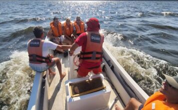 SE HUNDIÓ UN VELERO EN CRUZ DEL EJE Y RESCATARON A TRES PERSONAS