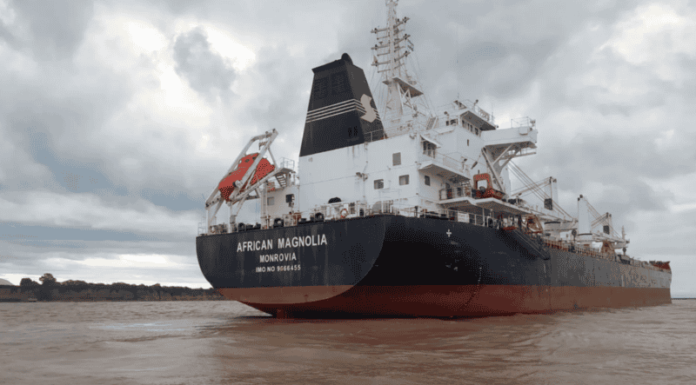 UN BARCO PERMANECIÓ DETENIDO EN EL PUERTO DE ROSARIO POR LA MUERTE DE UN MARINERO