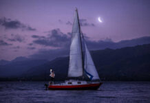 ESTRENA “CUERVO”, LA INNOVADORA OBRA QUE TRANSCURRE EN UN VELERO EN EL LAGO SAN ROQUE