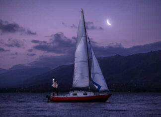 ESTRENA “CUERVO”, LA INNOVADORA OBRA QUE TRANSCURRE EN UN VELERO EN EL LAGO SAN ROQUE