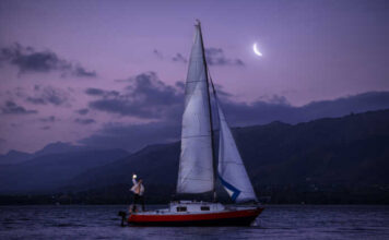 ESTRENA “CUERVO”, LA INNOVADORA OBRA QUE TRANSCURRE EN UN VELERO EN EL LAGO SAN ROQUE