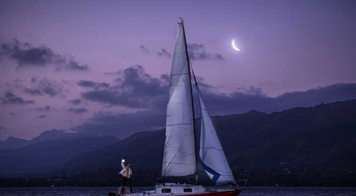 ESTRENA “CUERVO”, LA INNOVADORA OBRA QUE TRANSCURRE EN UN VELERO EN EL LAGO SAN ROQUE