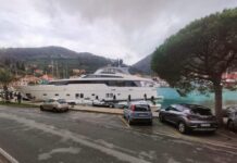 ITALIA – UN SUPERYATE DE 30 METROS CHOCA AL PASEO MARÍTIMO DE PORTO VENERE