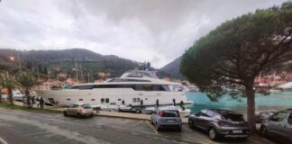 ITALIA – UN SUPERYATE DE 30 METROS CHOCA AL PASEO MARÍTIMO DE PORTO VENERE