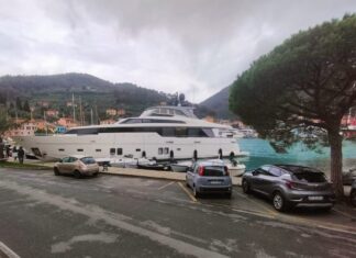 ITALIA – UN SUPERYATE DE 30 METROS CHOCA AL PASEO MARÍTIMO DE PORTO VENERE