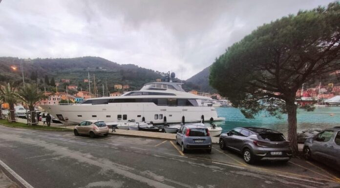 ITALIA – UN SUPERYATE DE 30 METROS CHOCA AL PASEO MARÍTIMO DE PORTO VENERE