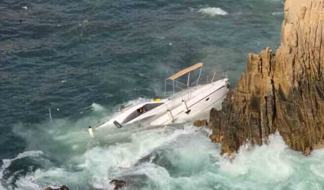 YATE CHOCA Y SE HUNDE EN LA QUEBRADA DE ACAPULCO