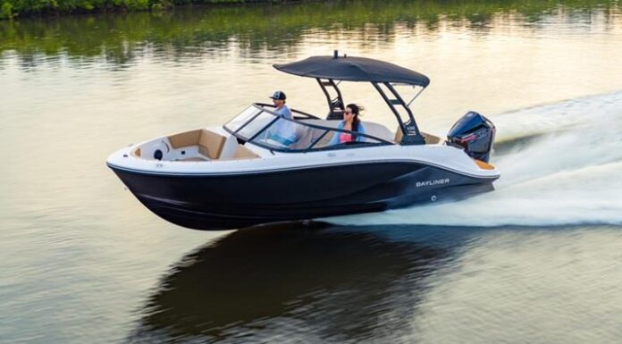 BAYLINER BOATS PRESENTA SU NUEVA SERIE V20 EN EL SALÓN NÁUTICO DE CHICAGO