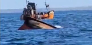 SE HUNDIÓ UN BARCO Y RESCATARON A TODOS LOS TRIPULANTES EN EL PUERTO DE RAWSON