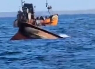 SE HUNDIÓ UN BARCO Y RESCATARON A TODOS LOS TRIPULANTES EN EL PUERTO DE RAWSON