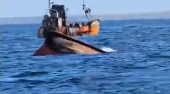 SE HUNDIÓ UN BARCO Y RESCATARON A TODOS LOS TRIPULANTES EN EL PUERTO DE RAWSON