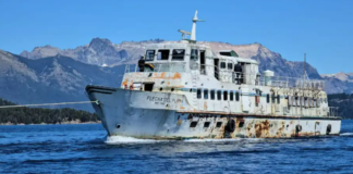 LA HISTORIA DEL BARCO DE BARILOCHE QUE ESTUVO DIEZ AÑOS ABANDONADO EN LA ISLA VICTORIA Y FINALMENTE FUE REMOLCADO