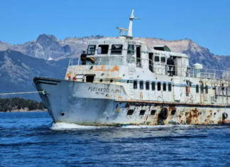 LA HISTORIA DEL BARCO DE BARILOCHE QUE ESTUVO DIEZ AÑOS ABANDONADO EN LA ISLA VICTORIA Y FINALMENTE FUE REMOLCADO