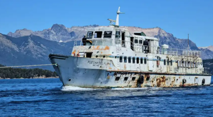 LA HISTORIA DEL BARCO DE BARILOCHE QUE ESTUVO DIEZ AÑOS ABANDONADO EN LA ISLA VICTORIA Y FINALMENTE FUE REMOLCADO