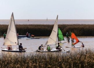 LA ESCUELA NÁUTICA DE SAN ISIDRO OFRECE CLASES GRATUITAS PARA QUE LOS VECINOS DISFRUTEN DEL RÍO