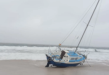 ESPAÑA – UN FUERTE TEMPORAL ARRASTRA UN VELERO A LA PLAYA DE LANGOSTEIRA EN GALICIA