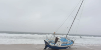 ESPAÑA – UN FUERTE TEMPORAL ARRASTRA UN VELERO A LA PLAYA DE LANGOSTEIRA EN GALICIA
