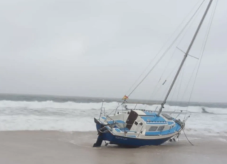 ESPAÑA – UN FUERTE TEMPORAL ARRASTRA UN VELERO A LA PLAYA DE LANGOSTEIRA EN GALICIA