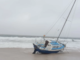 ESPAÑA – UN FUERTE TEMPORAL ARRASTRA UN VELERO A LA PLAYA DE LANGOSTEIRA EN GALICIA