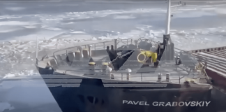 ATRAPADO EN EL HIELO: BUQUE RUSO SUFRE EN UNA ROTURA EN EL CASCO EN EL MAR DE AZOV Y ESPERA SER RESCATADO POR UN ROMPEHIELOS