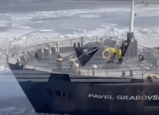 ATRAPADO EN EL HIELO: BUQUE RUSO SUFRE EN UNA ROTURA EN EL CASCO EN EL MAR DE AZOV Y ESPERA SER RESCATADO POR UN ROMPEHIELOS