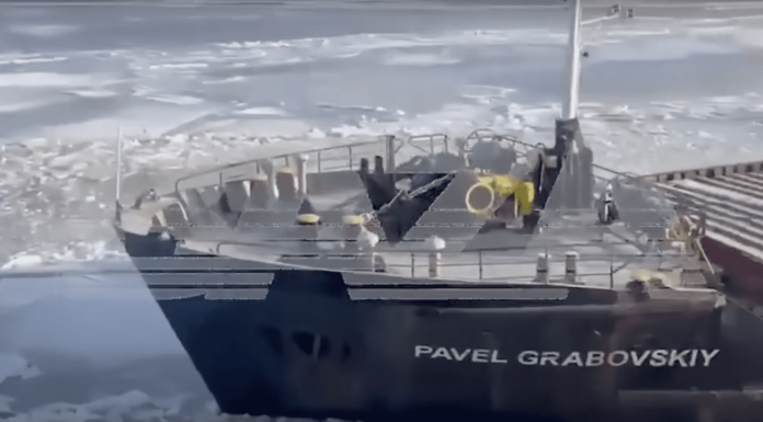 ATRAPADO EN EL HIELO: BUQUE RUSO SUFRE EN UNA ROTURA EN EL CASCO EN EL MAR DE AZOV Y ESPERA SER RESCATADO POR UN ROMPEHIELOS