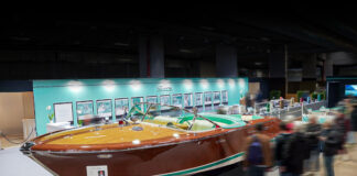 UN RIVA AQUARAMA SPECIAL EXPUESTO EN EL RÉTROMOBILE EN PARÍS