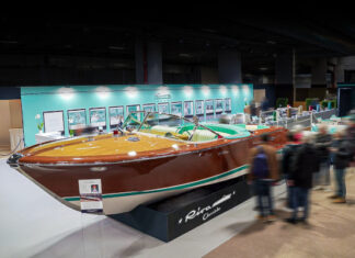 UN RIVA AQUARAMA SPECIAL EXPUESTO EN EL RÉTROMOBILE EN PARÍS