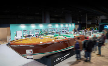 UN RIVA AQUARAMA SPECIAL EXPUESTO EN EL RÉTROMOBILE EN PARÍS