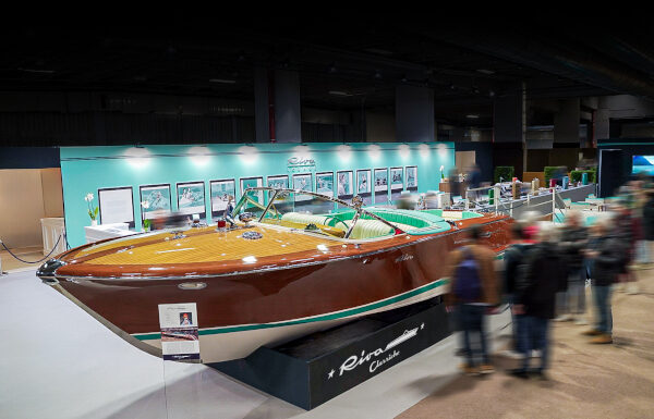 UN RIVA AQUARAMA SPECIAL EXPUESTO EN EL RÉTROMOBILE EN PARÍS