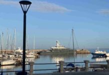 SHINKAI, EL LUJOSO YATE QUE VISITA EL PUERTO DE PIRIÁPOLIS