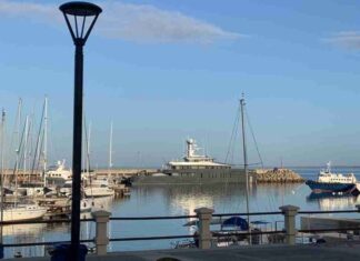 SHINKAI, EL LUJOSO YATE QUE VISITA EL PUERTO DE PIRIÁPOLIS