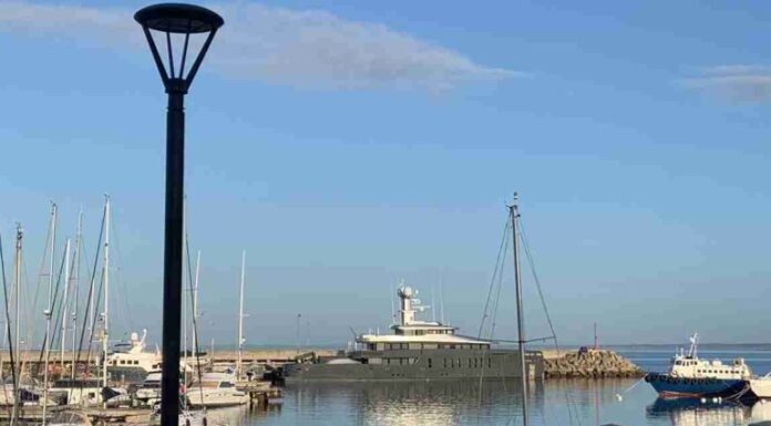 SHINKAI, EL LUJOSO YATE QUE VISITA EL PUERTO DE PIRIÁPOLIS