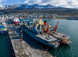 EL BUQUE LOGÍSTICO ARA “PATAGONIA” TRANSFIERE CARGA AL ROMPEHIELOS ARA “ALMIRANTE IRIZAR”