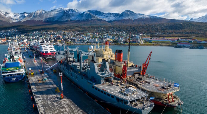 EL BUQUE LOGÍSTICO ARA “PATAGONIA” TRANSFIERE CARGA AL ROMPEHIELOS ARA “ALMIRANTE IRIZAR”